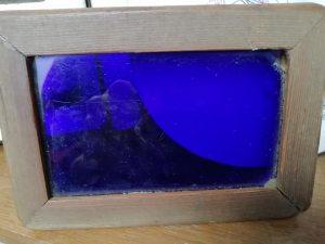 Tafel mit blauem Glas
